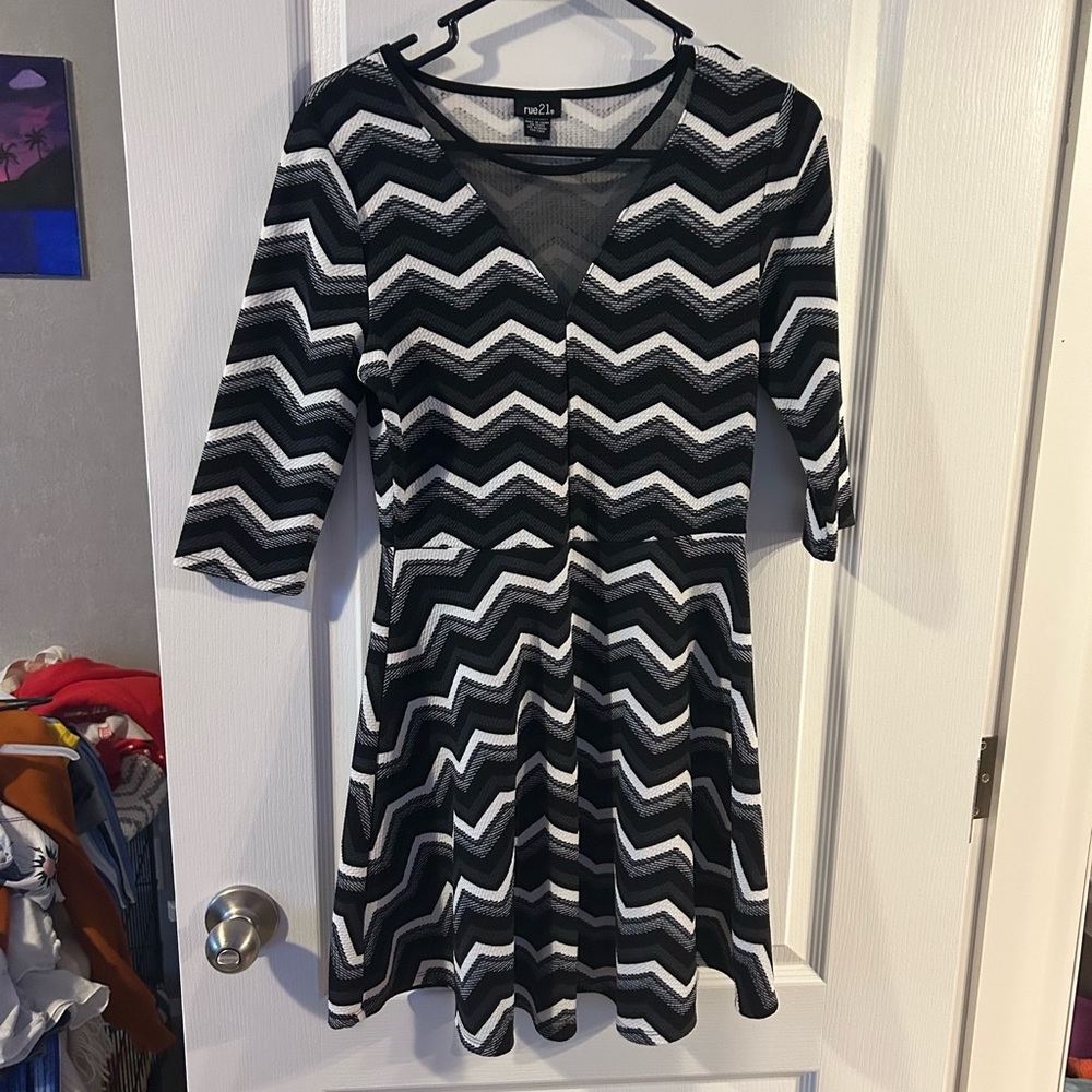 Black and White V-Neck Fit and Flare Dress with 3/4 Sleeves